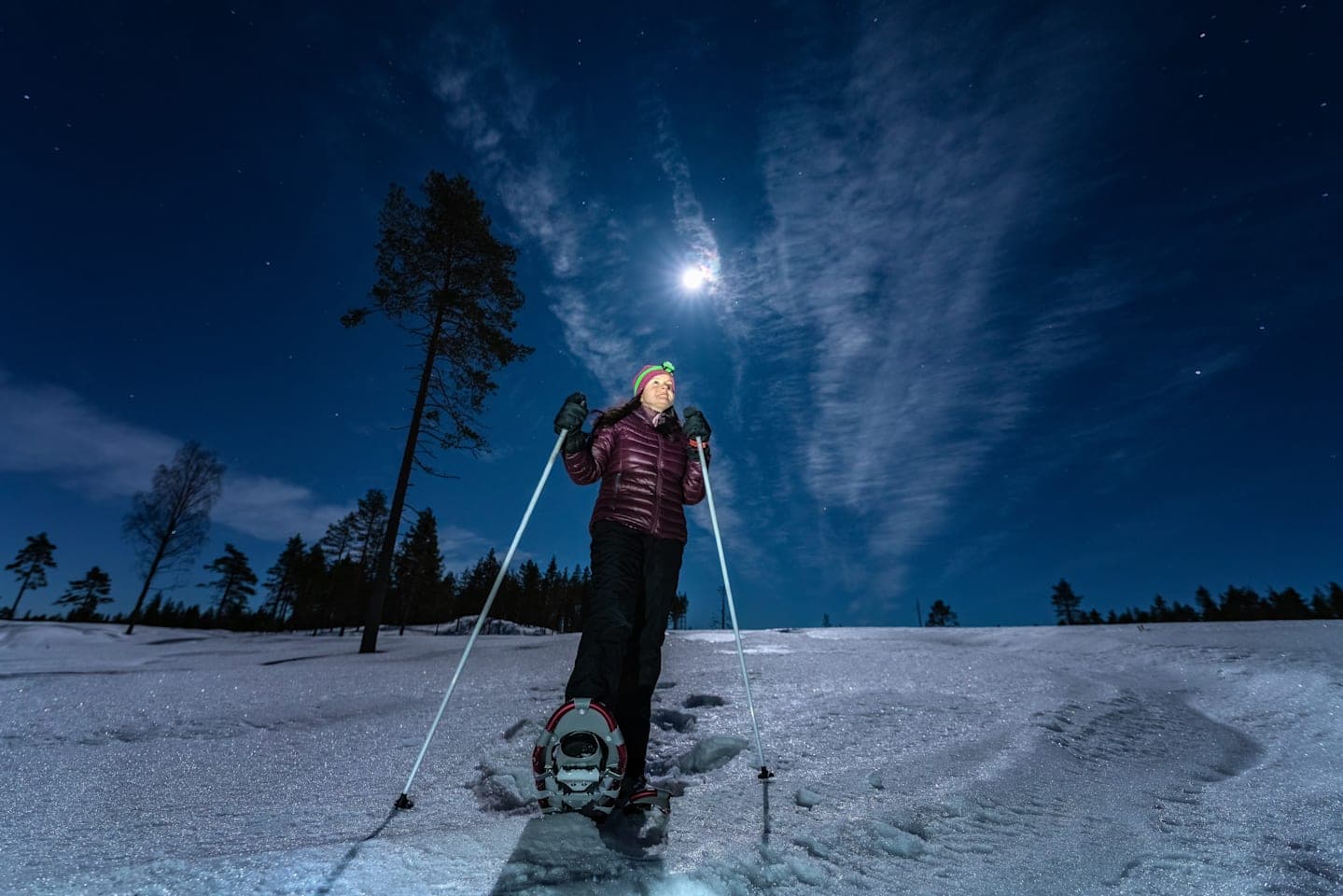 Abendliche Schneeschuhwanderung unter dem Polarlicht thumbnail
