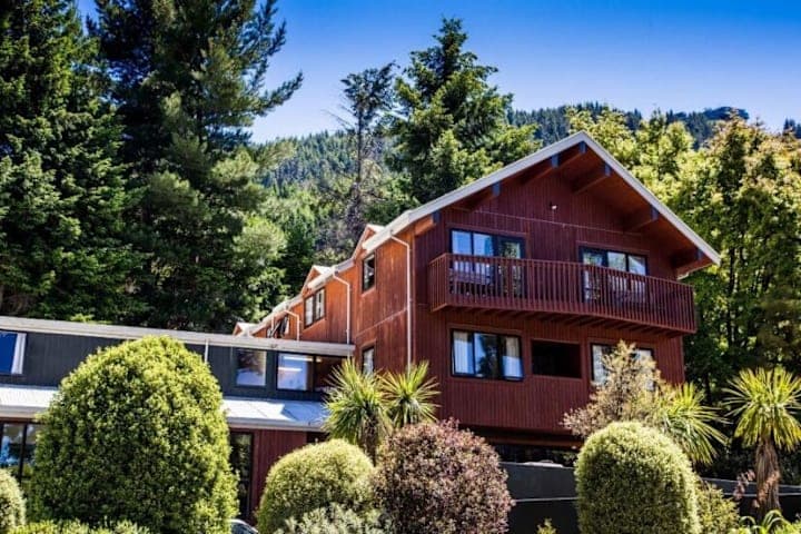 Haka House Queenstown Lakefront thumbnail